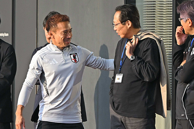 日本代表　トレカ岡田武史　オカちゃん 岡田武史 サッカートレーディングカード - メルカリ