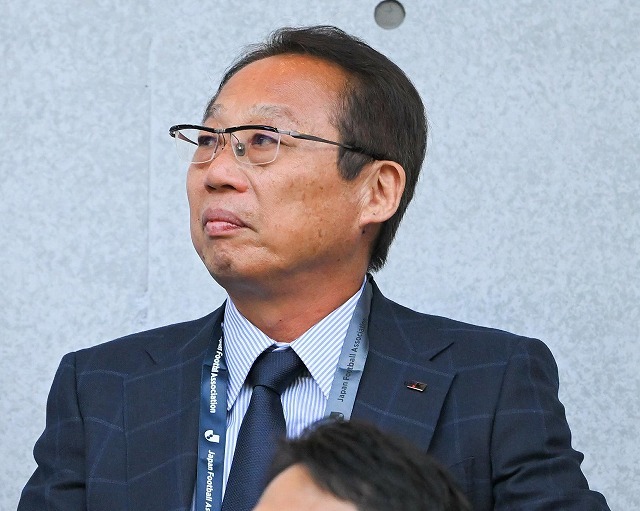 日本代表　トレカ岡田武史　オカちゃん 岡田武史 サッカートレーディングカード - メルカリ