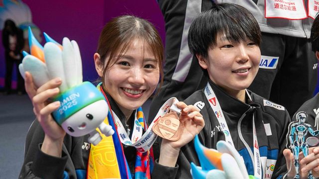 サ*ん様 志田千陽　松山　山口茜　シダマツ再春館製薬所選手　直筆サイン入り 色紙 再春館製薬所志田千陽 松山奈未山口茜3選手直筆サイン色紙 缶
